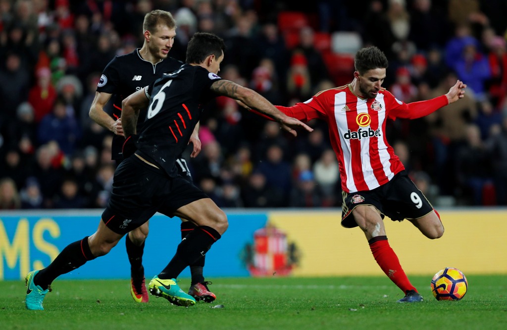 Sunderland's Fabio Borini in action with Liverpool's Dejan Lovren Reuters / Russell Cheyne 