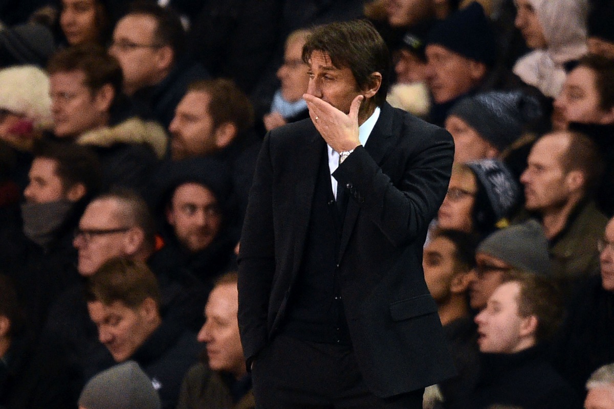 Chelsea's Italian head coach Antonio Conte gestures on the touchline during the English Premier League football match between Tottenham Hotspur and Chelsea at White Hart Lane in London, on January 4, 2017. (AFP / IKIMAGES)