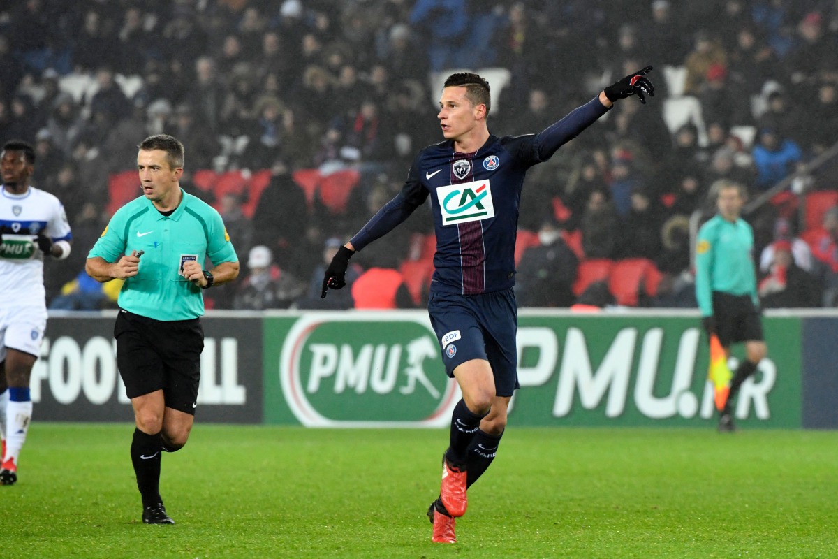 Paris Saint-Germain's German midfielder Julian Draxler (C) gestures during the French Cup football match between Paris Saint-Germain (PSG) and Bastia (SCB) at the Parc des Princes stadium in Paris, on January 7, 2017. (AFP / ALAIN JOCARD)