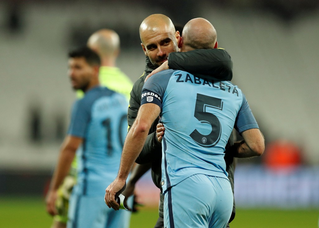 Manchester City manager Pep Guardiola celebrates with Pablo Zabaleta after the game Action Images via Reuters / John Sibley