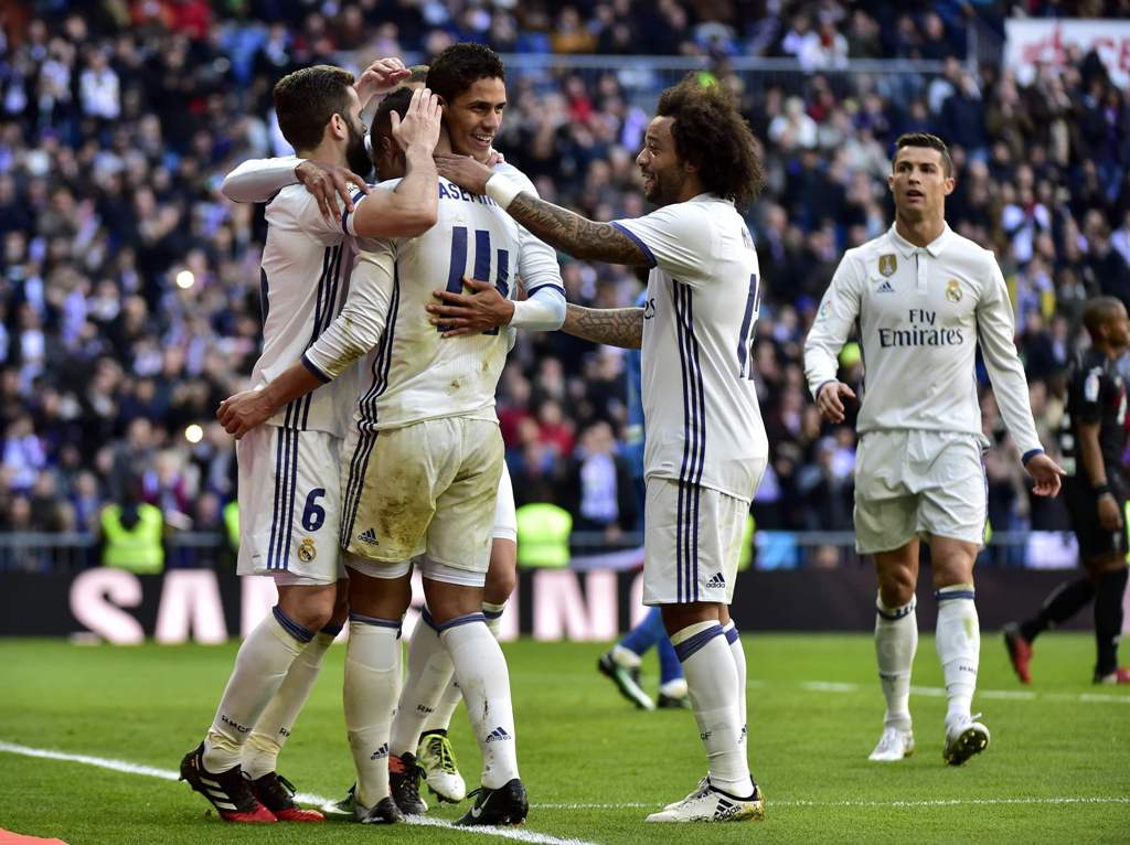 Real Madrid's Brazilian midfielder Casemiro (2ndL) is congratulated by his teammates after scoring during the Spanish league football match Real Madrid CF vs Granada FC at the Santiago Bernabeu stadium in Madrid on January 7, 2017. / AFP / GERARD JULIEN
