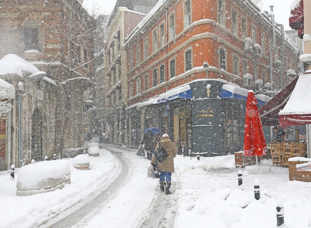  People walk on snow covered road during heavy snowfall in Istanbul, Turkey on January 09, 2017. ( Abdullah Co?kun - Anadolu Agency )
