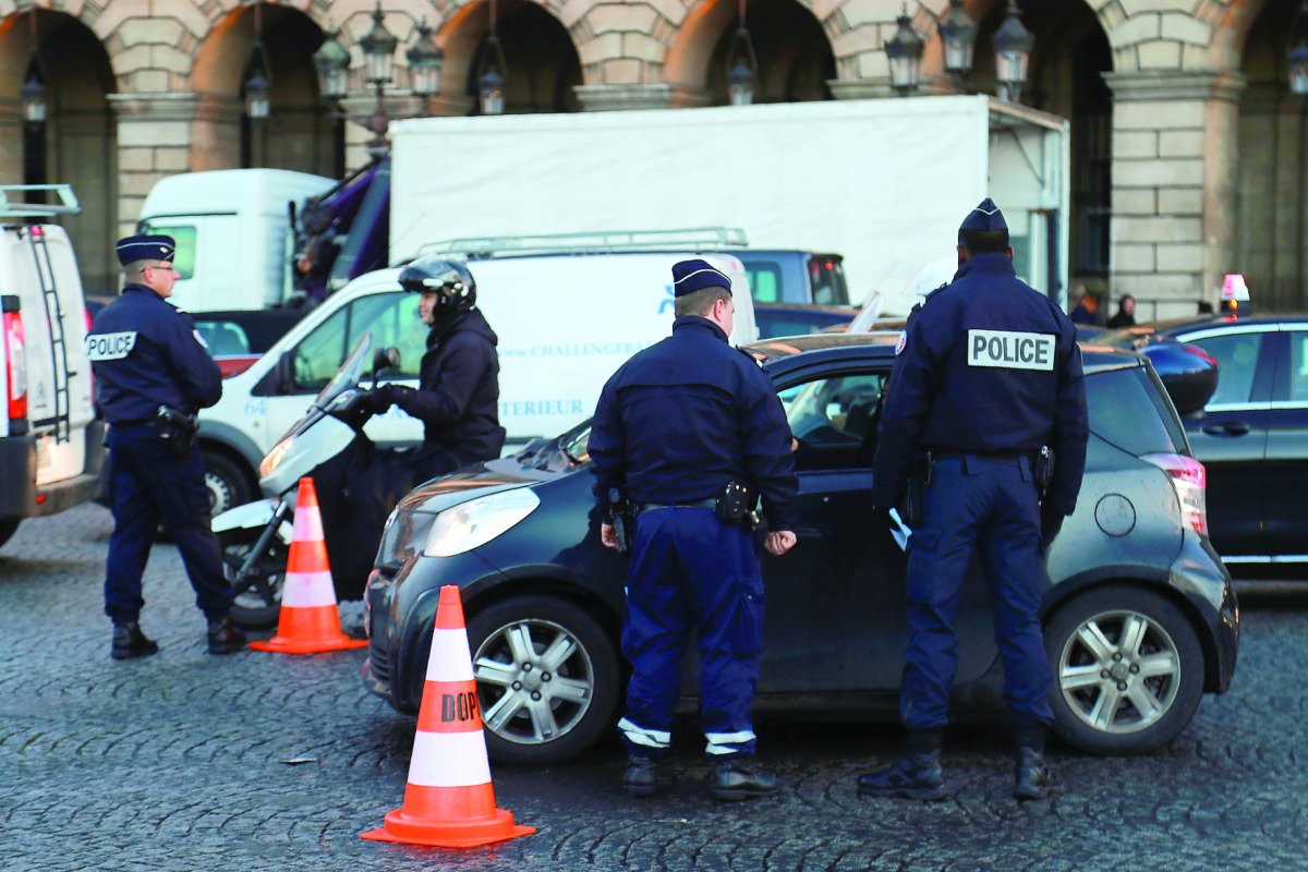 French policemen control drivers on January 10, 2016 as part of a Crit'air eco-vignette control operation on the place de la Concorde in Paris. In total, 533,540 anti-pollution vignettes 