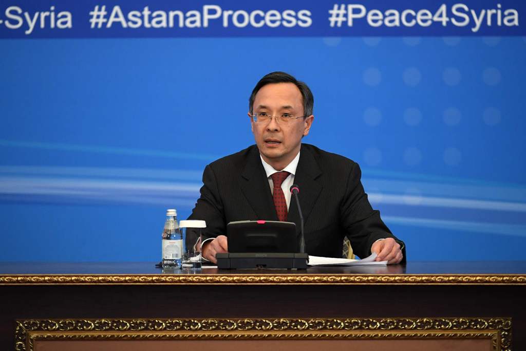 Kazakh Foreign Minister Kairat Abdrakhmanov reads a final statement on Syria peace talks in Astana on January 24, 2017. / AFP / Kirill KUDRYAVTSEV
