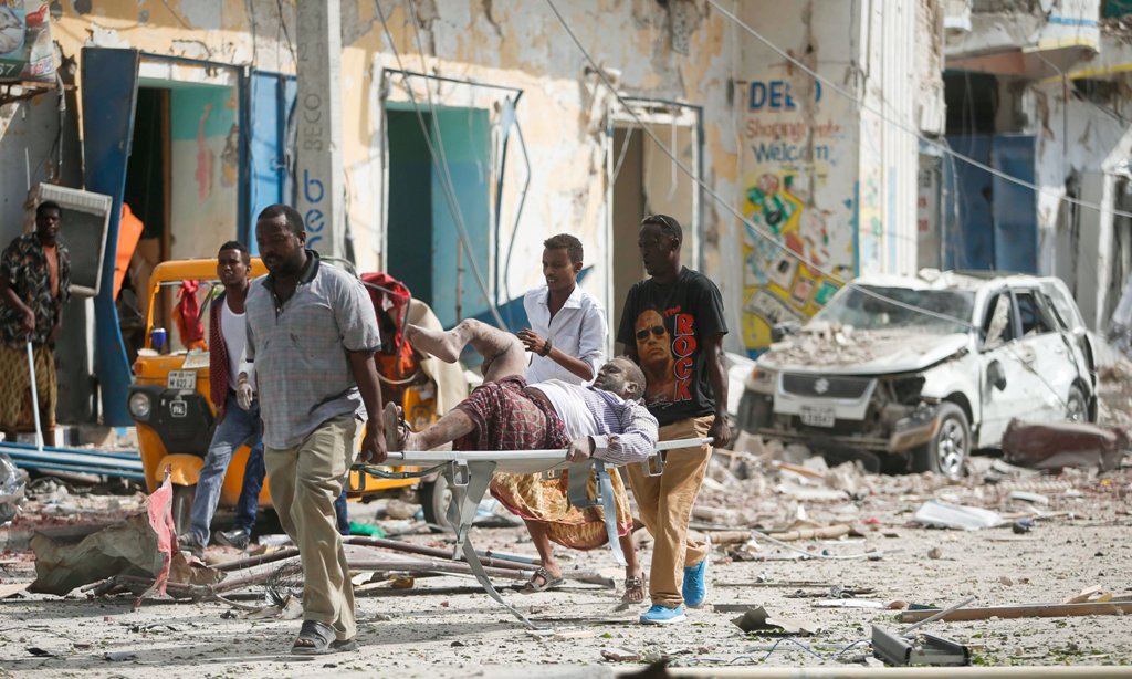 ATTENTION EDITORS - VISUALS COVERAGE OF SCENES OF INJURY - Rescuers carry an unidentified injured man from the scene of an explosion in front of Dayah hotel in Somalia's capital Mogadishu, January 25, 2017. REUTERS/Feisal Omar