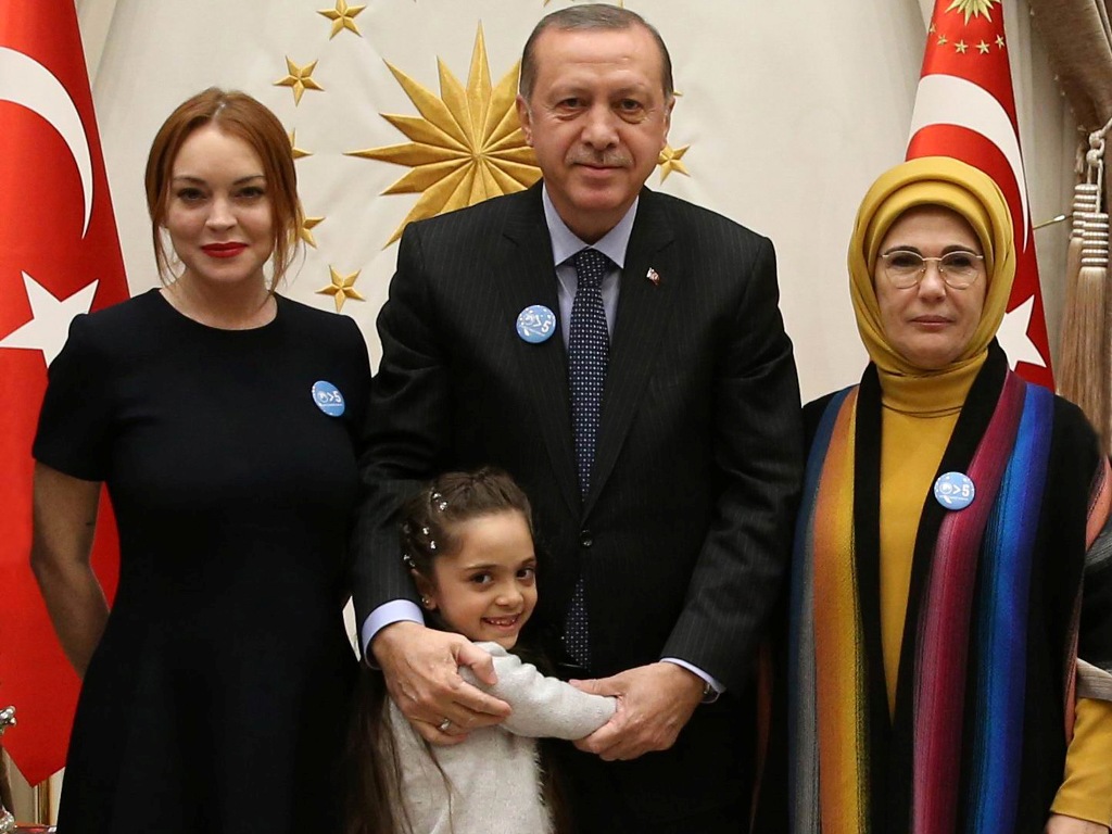 This handout photo taken and released by Turkey's Presidential Press Office on January 27, 2017 shows (from L) American actress Lindsay Lohan, Turkish President Recep Tayyip Erdogan, 7 years old Bana el-Abed, who sended messages through Twitter documentin