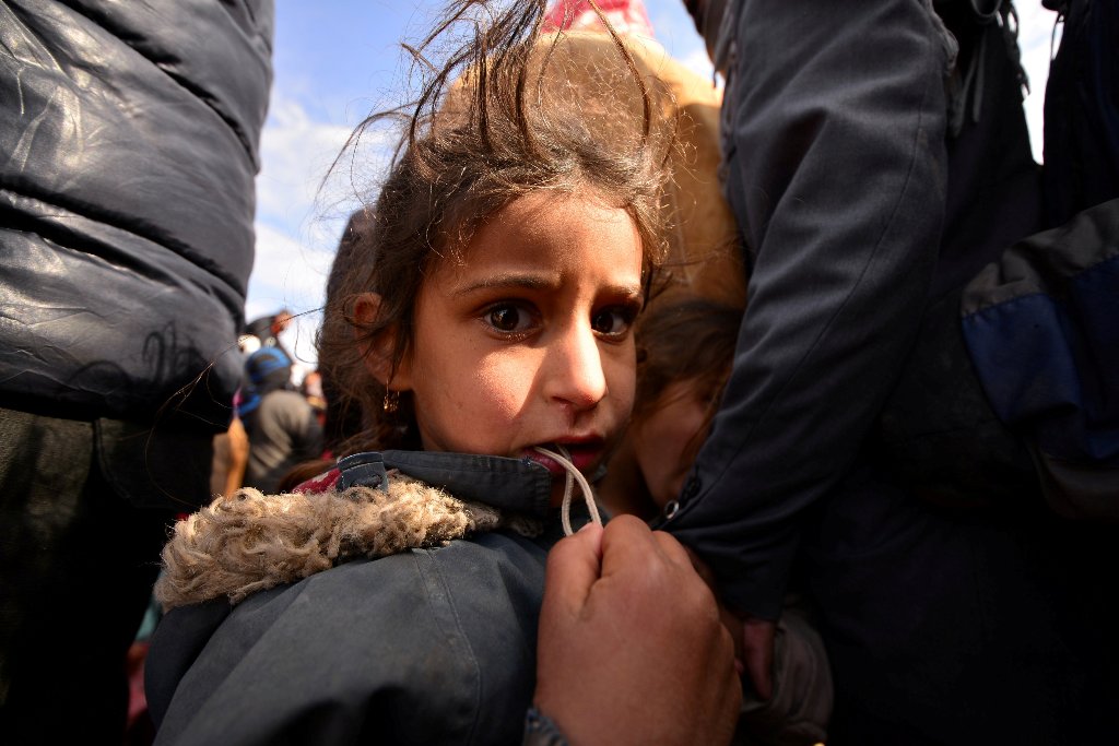A displaced girl who fled from fighting with Islamic State militants arrives at Hashid Shaabi, or Popular Mobilization Forces (PMF), camp west of Mosul, Iraq January 30, 2017. Picture taken January 30, 2017. REUTERS/Stringer
