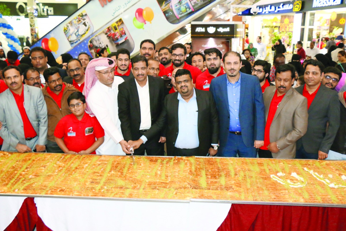 Wathnan Mall is celebrating its 6th anniversary along with Masskar hypermarket & Zarabi department store. The celebrations were inaugurated on February 1, jointly by the management of Wathnan Mall and Masskar Group, by cutting an 11-metre Kunafa (Traditio