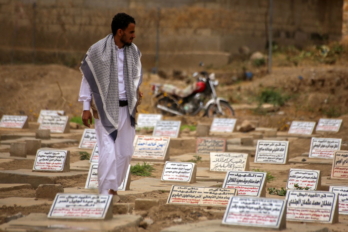 A Yemeni man visits the graves of a relative killed during clashes between Huthi rebels and fighters from the Popular Resistance Committees loyal to Abedrabbo Mansour Hadi in Taez, April 8, 2016 A(FP)