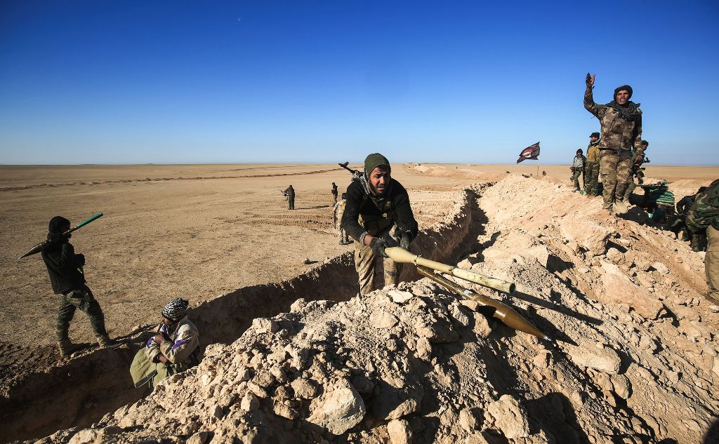 Fighters of the Hashed al-Shaabi (Popular Mobilisation) paramilitaries prepare defensive positions near the frontline village of Ayn al-Hisan, on the outskirts of Tal Afar west of Mosul, where Iraqi forces are preparing for the offensive retake the wester