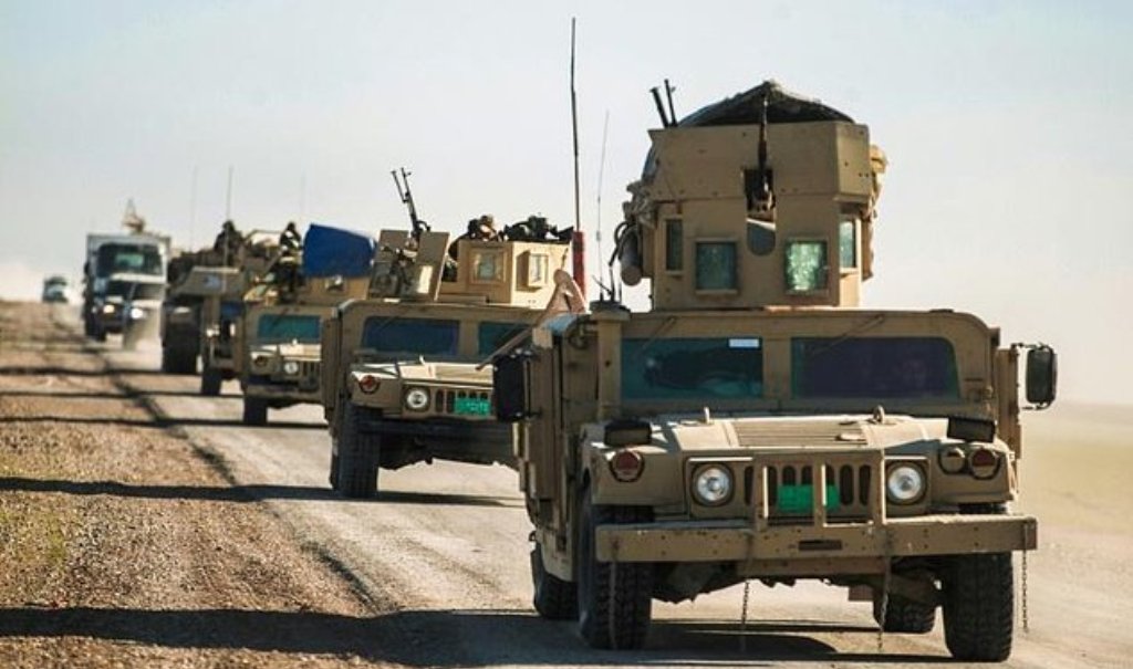 Iraqi tanks and armoured vehicles advance towards the village of Sheikh Younis, after the offensive to retake the western side of Mosul commenced on February 19, 2017. / AFP.