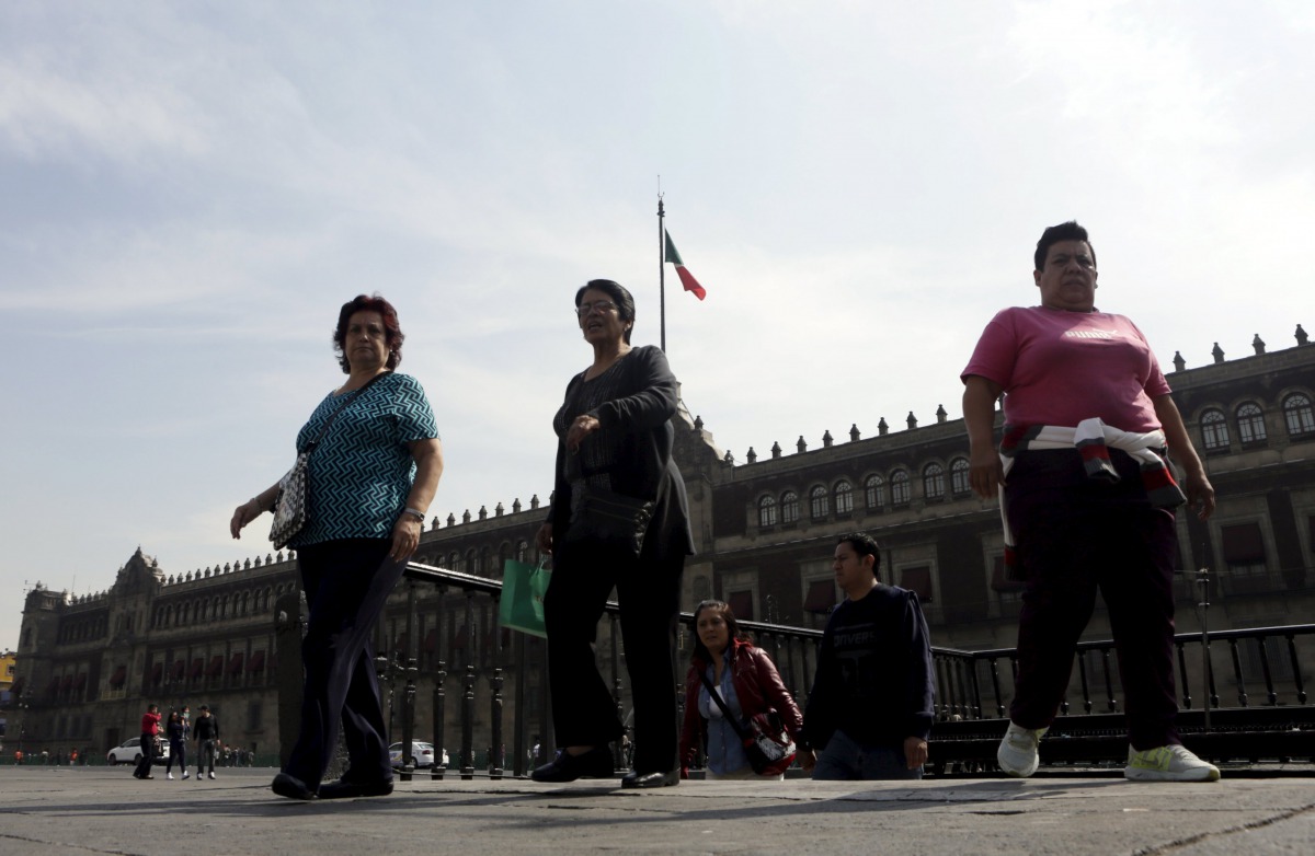Passengers leave a subway station during a free day of public transport at Zocalo Square in Mexico City, March 17, 2016 (REUTERS / Henry Romero) 
