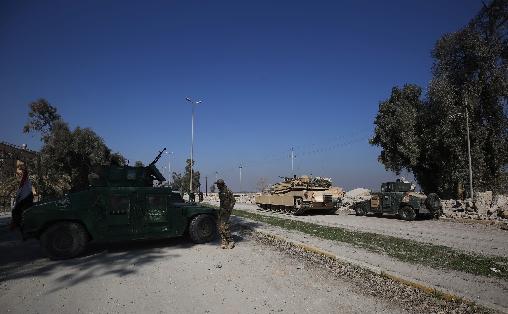 Iraqi forces gather on a road leading to the southern end of Mosul airport during an offensive to retake the western side of the city on February 23, 2017.  AFP / AHMAD AL-RUBAYE
