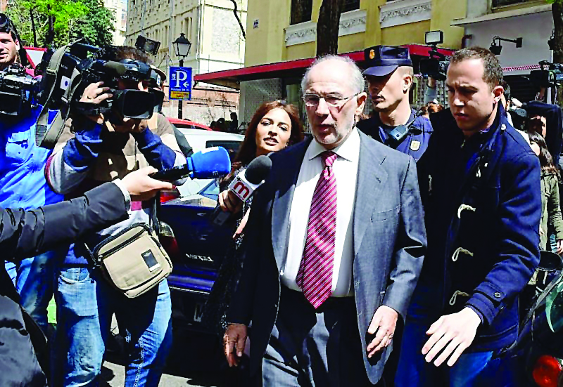 Rodrigo Rato (centre), Bankia’s former chairman, being questioned by media persons outside the court.