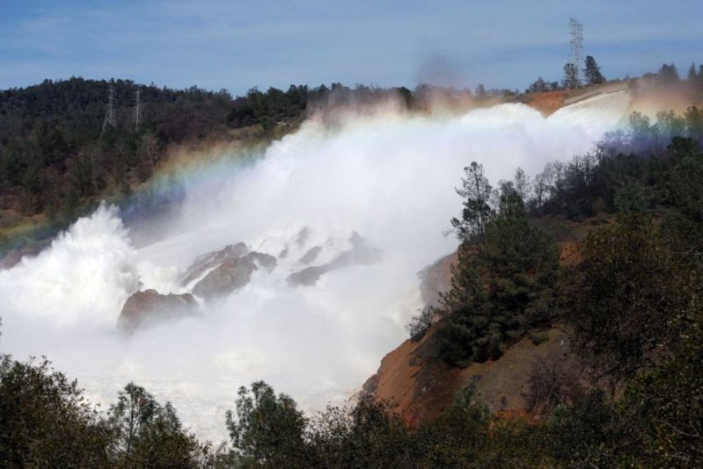 The Oroville Dam spillway overflows with runoff in Oroville, California on February 14, 2017 (AFP Photo/MONICA DAVEY)

