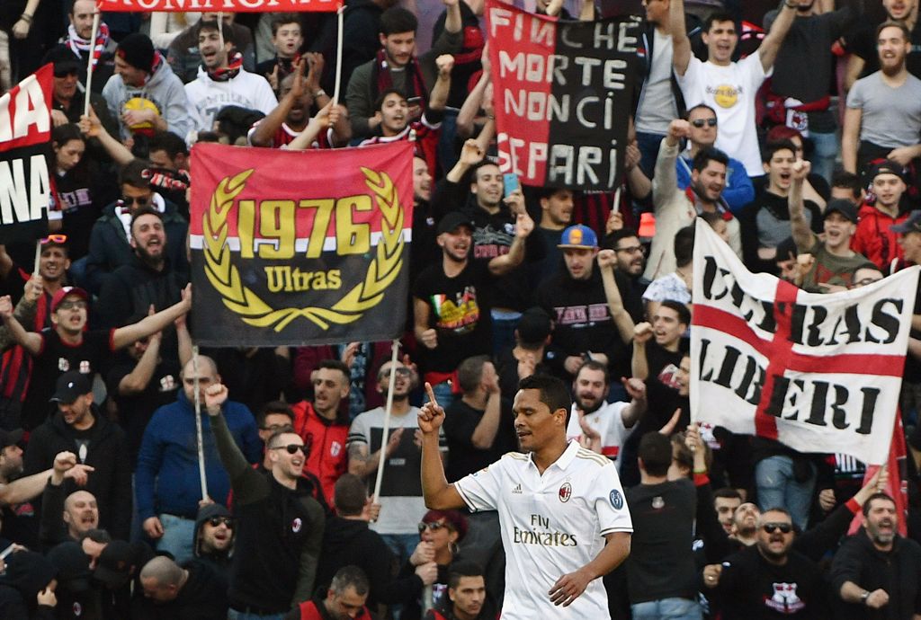 AC Milan's forward Carlos Bacca celebrates after scoring during the Italian Serie A football match Sassuolo vs AC Milan on February 26, 2017 at the Mapei stadium in Reggio Emilia. / AFP / Vincenzo PINTO
