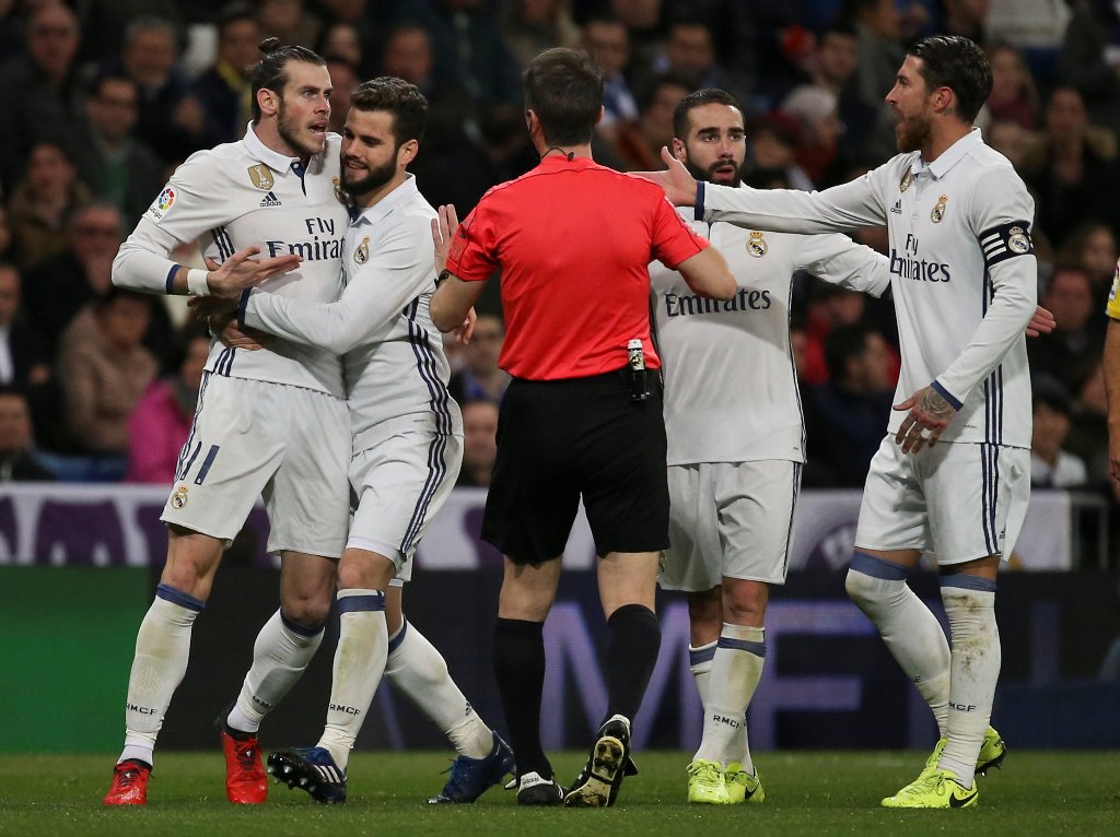 Real Madrid's Gareth Bale (L) argues with the referee. REUTERS/Sergio Perez
