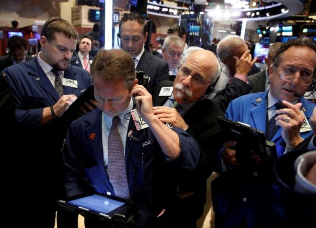 Traders work on the floor of the New York Stock Exchange (NYSE) in New York City, U.S., September 13, 2016. REUTERS/Brendan McDermid.