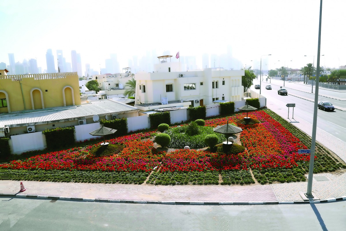 The Doha Municipality has beautified a yard located at the entrance to a street in Msheireb Downtown Doha. The street branches from Al Markhiya Street. The Garden Section under the Department of Services Affairs at the Municipality has planted different t