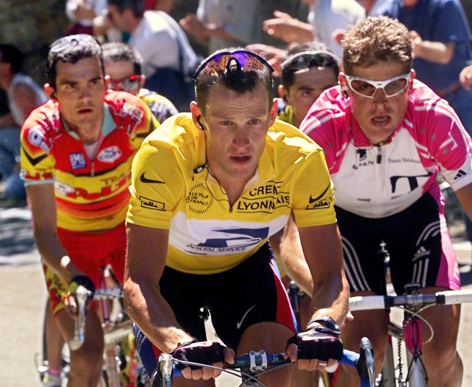 (FILES) This file photo taken on July 13, 2000 shows the yellow jersey US Lance Armstrong (C) riding with German jan Ullrich (R) and Frenchman Richard Virenque on the Mont Ventoux climb during the 12th stage of the 87th Tour de France, southern France.  A