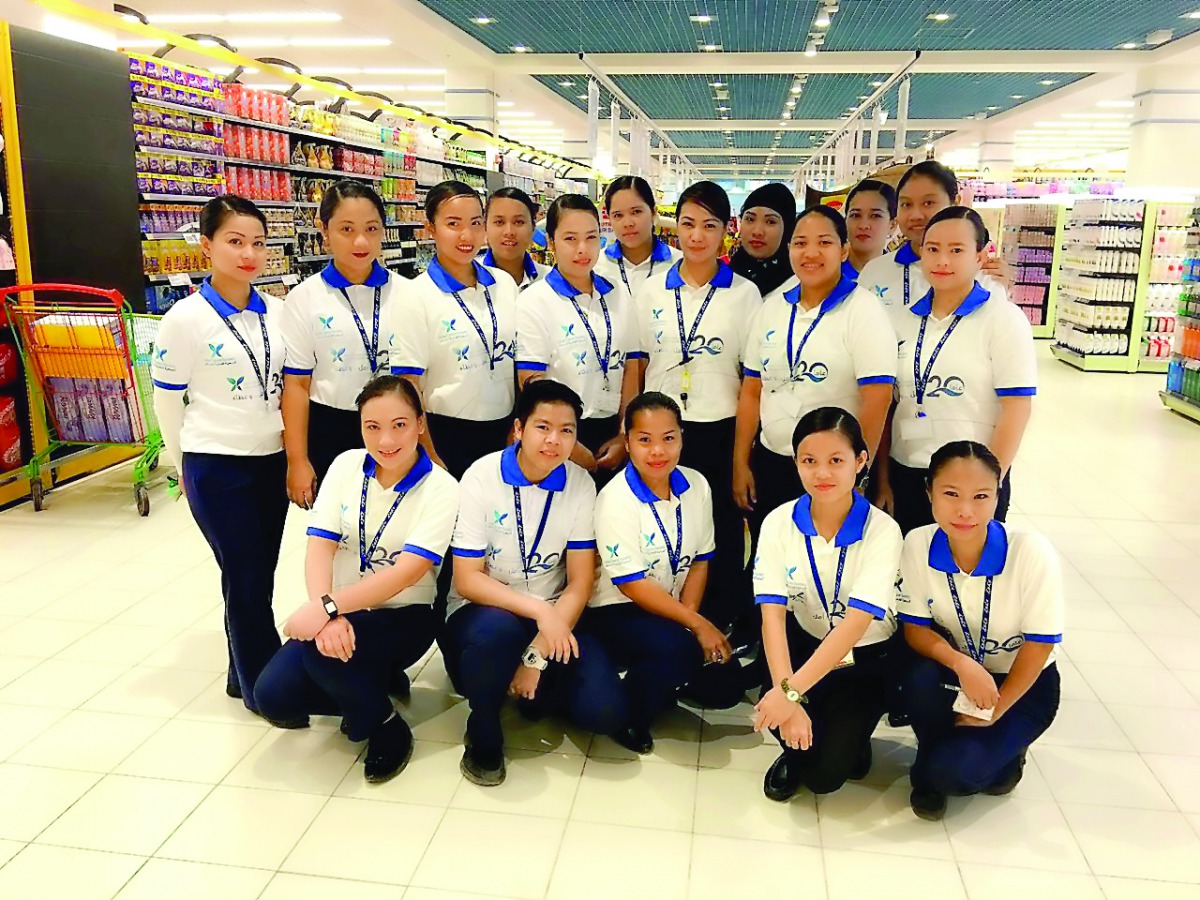 Showroom staff of Lulu Hypermarket branches at Al Gharrafa and Al Messila wearing T-shirts carrying a message to create awareness on the importance of preventing cancer.