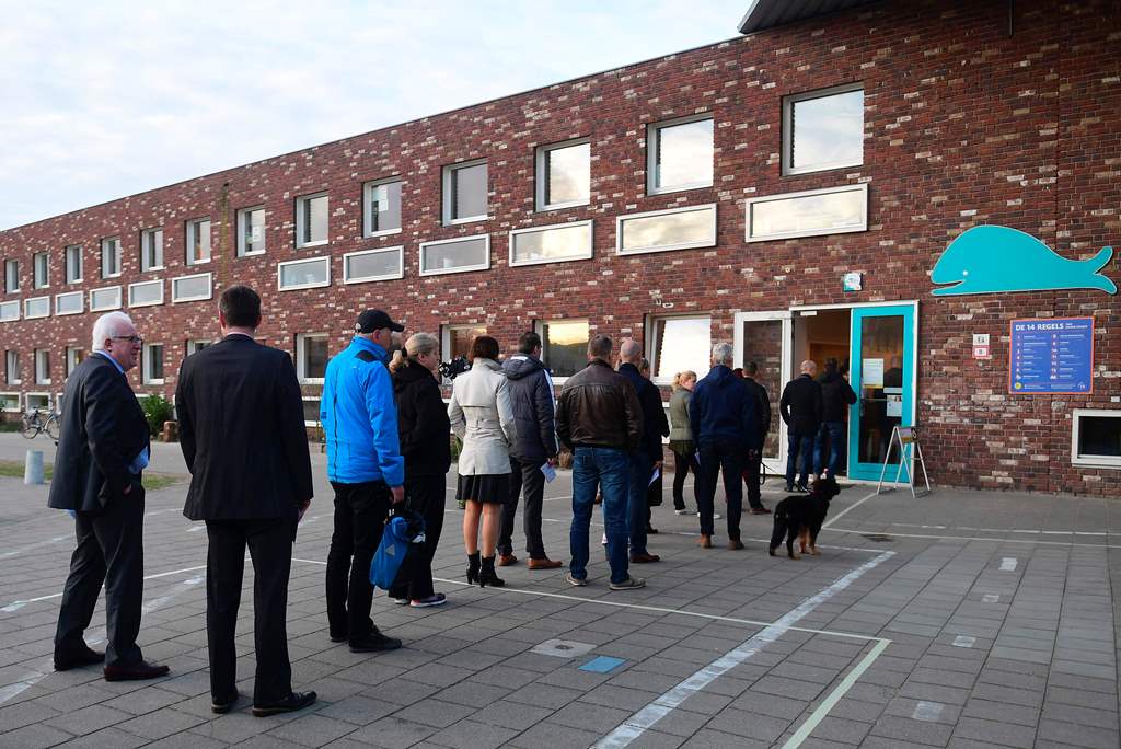 Voters queue outside a polling station at The Hague on March 15, 2017, as polls open across The Netherlands. AFP / Emmanuel DUNAND