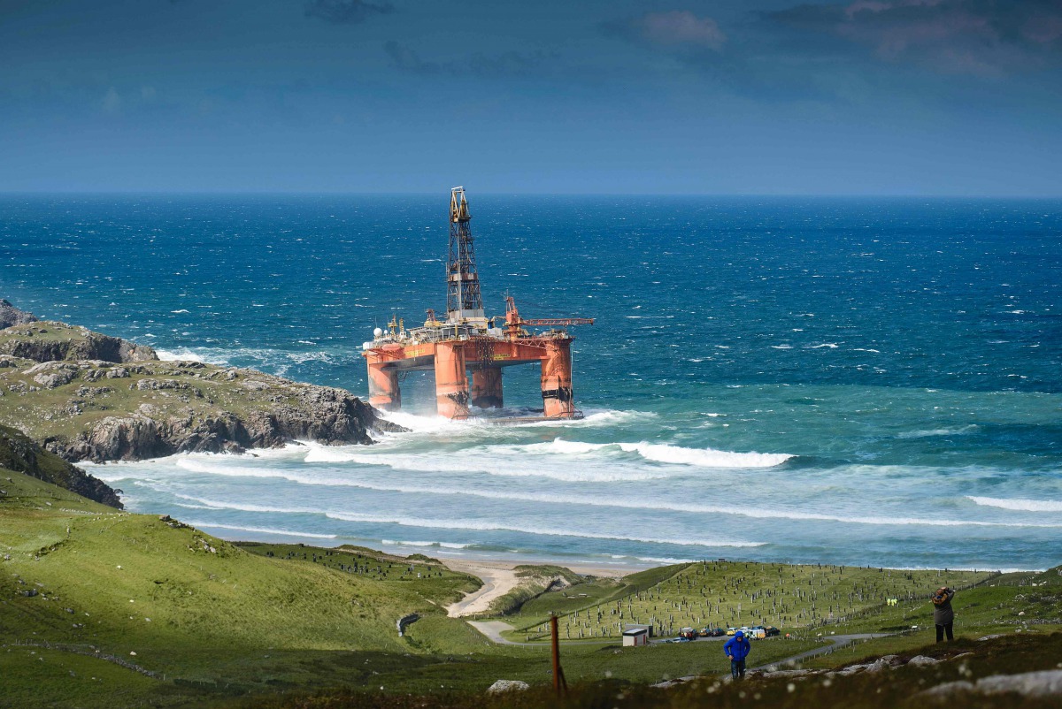 A picture taken on August 8, 2016, shows the Transocean Winner oil rig after it ran aground at Dalmore on the Isle of Lewis in northern Britain during a storm (AFP / Paul McGinley)