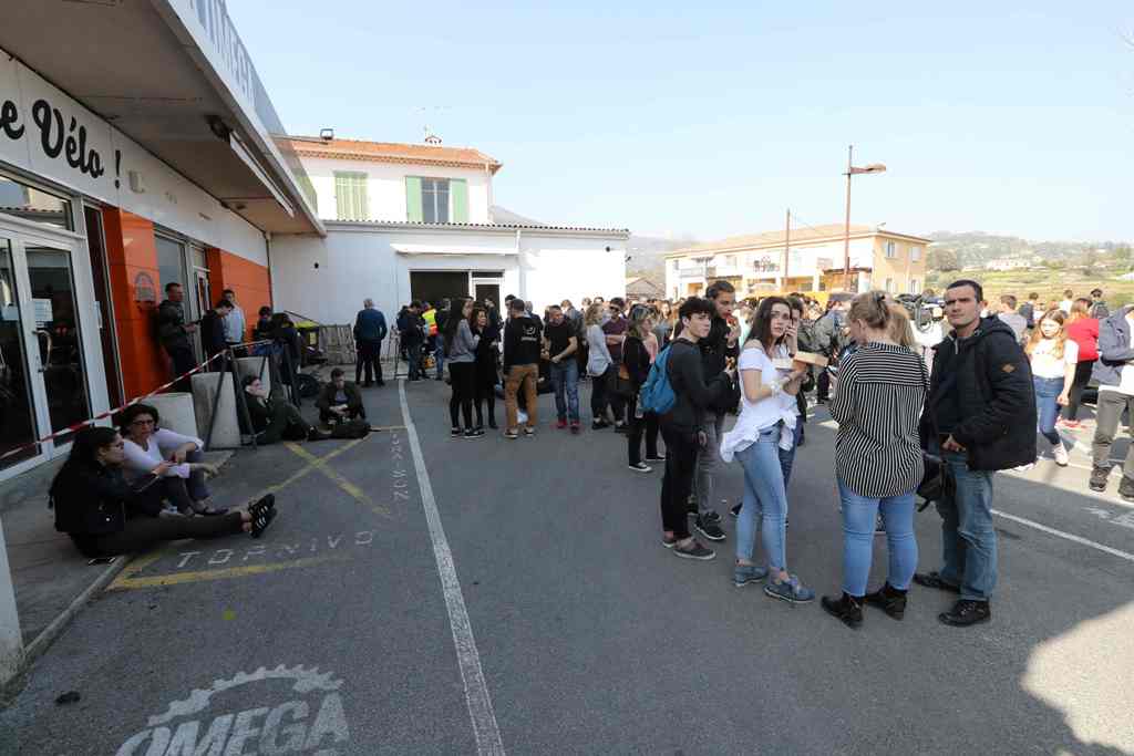 People gather near the Tocqueville high school in the southern French town of Grasse, on March 16, 2017 following a shooting that left eight people injured. AFP / Valery HACHE
