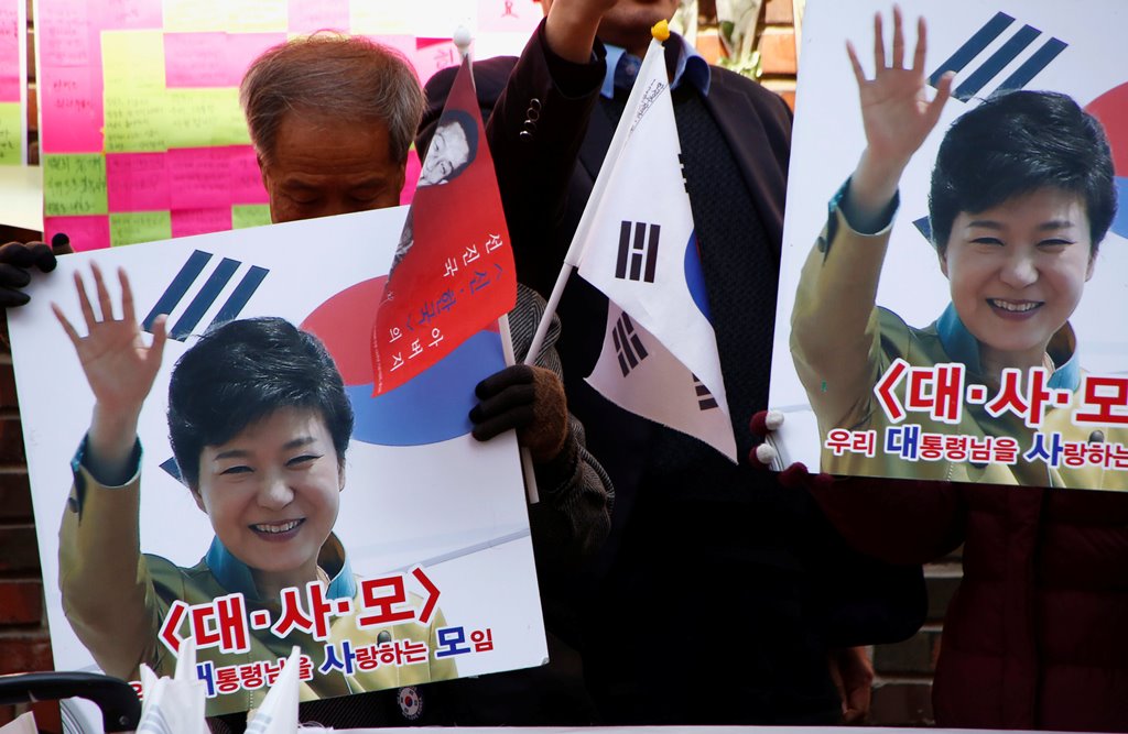 Supporters of South Korea's ousted leader Park Geun-hye gather outside her private home in Seoul, South Korea, March 15, 2017. REUTERS/Kim Kyung-Hoon
