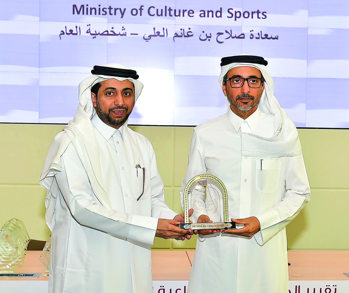 H E Salah bin Ghanem Al Ali (right), Minister of Culture and Sports, being honoured as CSR Person of the Year 2016 by QU President Dr Hassan Al Derham.