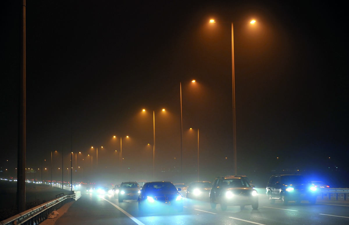 Vehicles moving on Wakrah highway last night, as dust blanketed the city and other parts of the country yesterday, following strong winds. Pic: Abdul Basit/The Peninsula