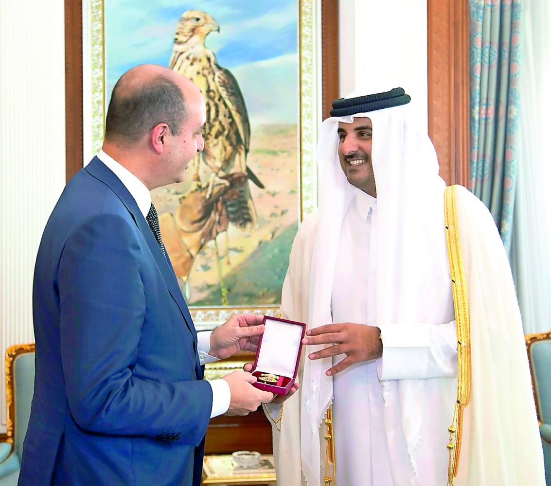Emir with Italian Ambassador Guido De Sanctis, who called on the Emir to greet him on the occasion of the end of his tenure in the country. Emir granted the ambassador Decoration of Al Wajbah in recognition of his efforts in enhancing ties between the two