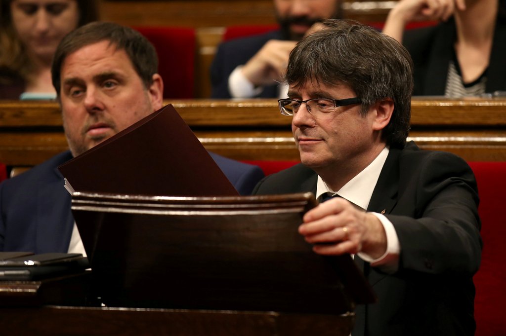 Catalonia's regional President Carles Puigdemont (R) and Economy Minister Oriol Junqueras attend a parliamentary session to vote on budgets, in Barcelona, Spain, March 22, 2017. REUTERS/Albert Gea
