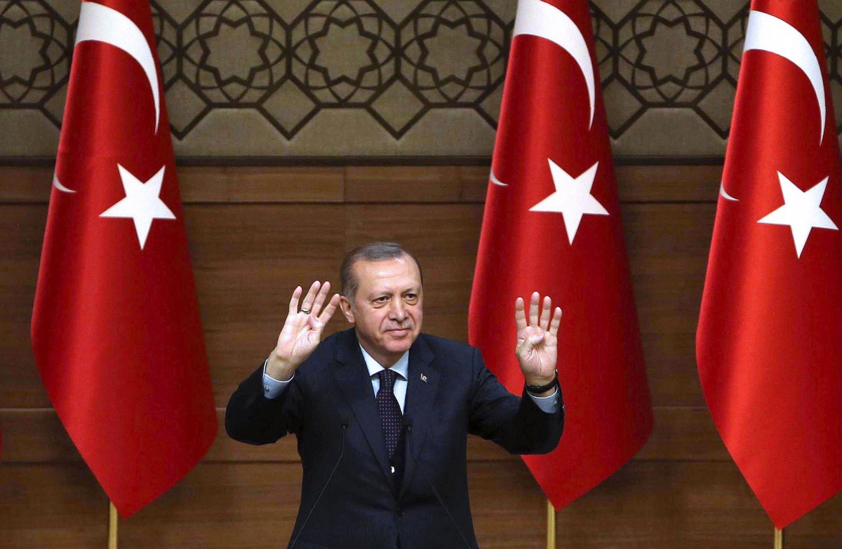 Turkish President Recep Tayyip Erdogan waves after delivering a speech during a Turkish Anatolian Publishers Association Members meeting at the Presidential Complex in Ankara on March 22, 2017. AFP / Adem Altan