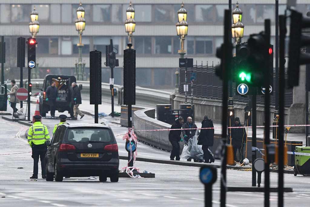 Security services staff collect debris left following the March 22 terror attack on Westminster Bridge in central London 23, 2017.   AFP / Justin TALLIS
