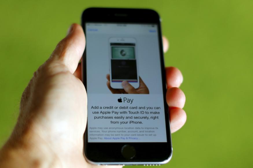 An Apple iphone 6 with Apple Pay is shown in this photo illustration in Encinitas , California June 3, 2015. REUTERS/Mike Blake
