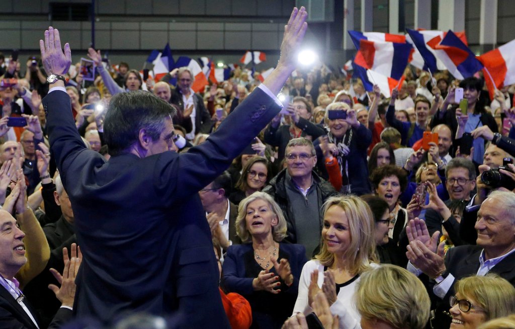 Francois Fillon, former French Prime Minister, member of the Republicans political party and 2017 presidential election candidate of the French centre-right, waves to supporters at a campaign rally in Biarritz, France March 24, 2017. REUTERS/Regis Duvigna