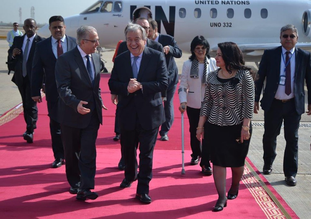 A handout picture released by the United Nations Assistance Mission for Iraq shows UN Secretary-General Antonio Guterres (C) being welcomed at Baghdad's international airport on March 30, 2017.  AFP / UNITED NATIONS 