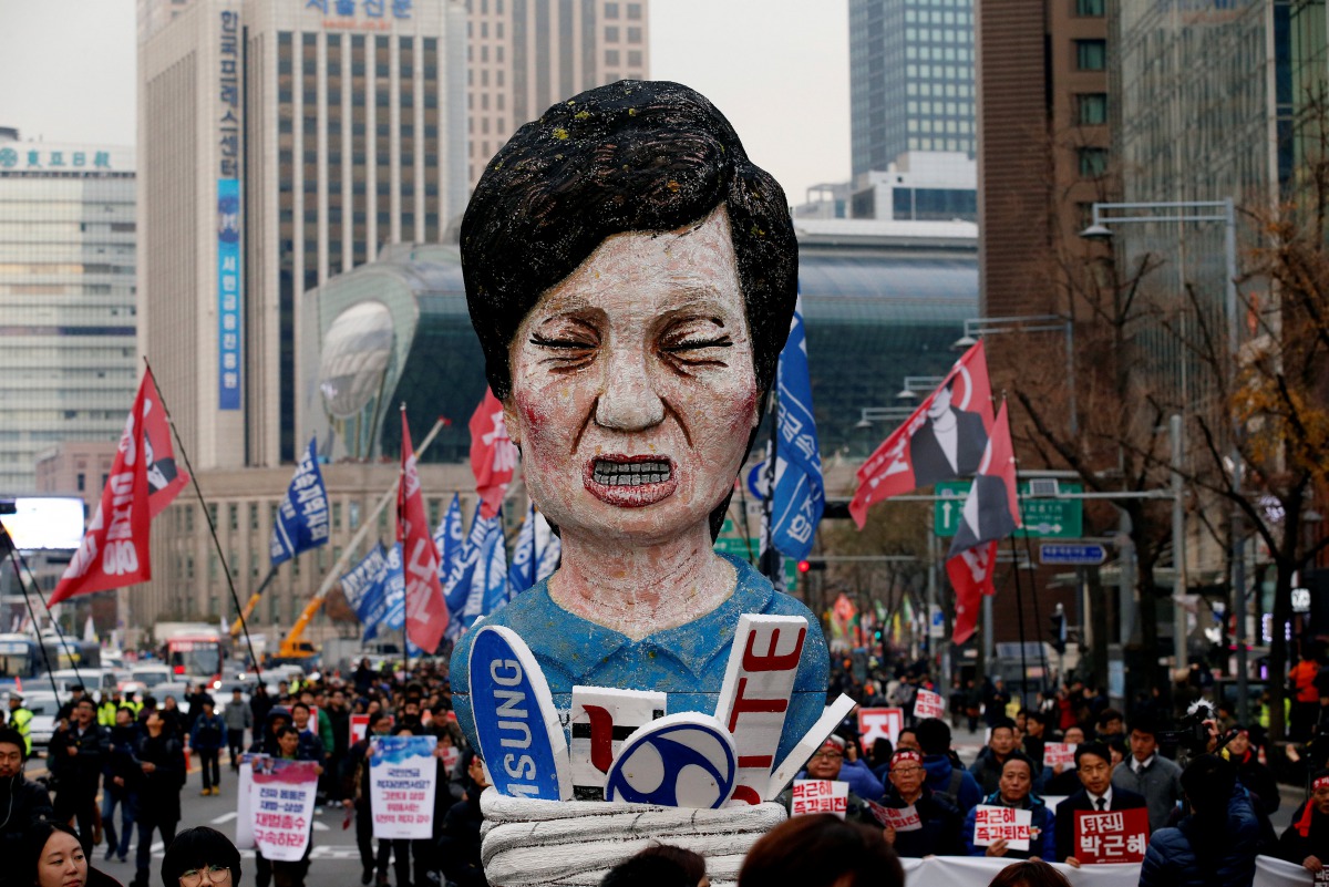 Members of Korean Confederation of Trade Unions march with an effigy of President Park Geun-hye during a general strike calling for Park to step down in central Seoul, South Korea, November 30, 2016 (REUTERS) 