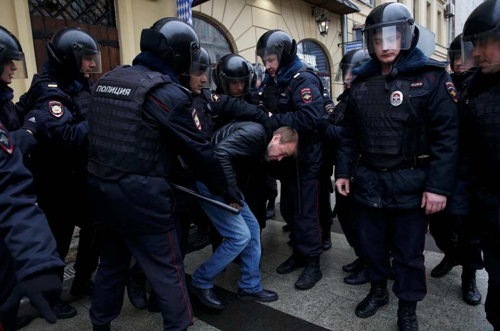 Policemen detain a man during an unsanctioned anti-government protest in Moscow, Russia, April 2, 2017. REUTERS/Maxim Shemetov