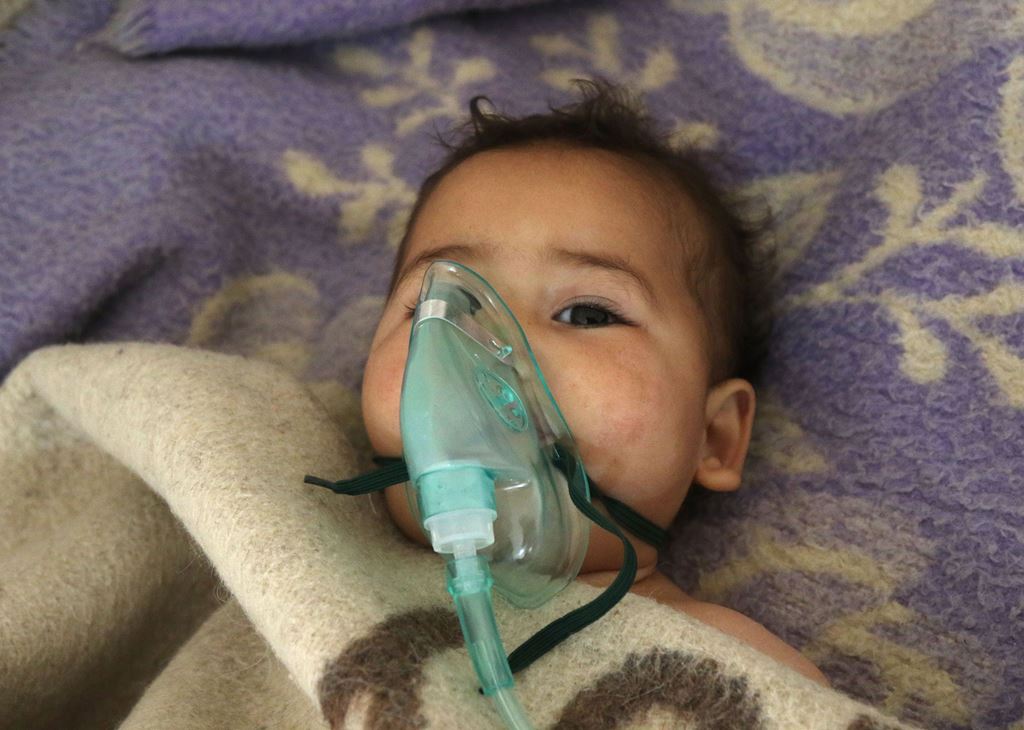 A Syrian child receives treatment at a small hospital in the town of Maaret al-Noman following a suspected toxic gas attack in Khan Sheikhun, a nearby rebel-held town in Syria's northwestern Idlib province, on April 4, 2017. AFP / Mohamed al-Bakour 