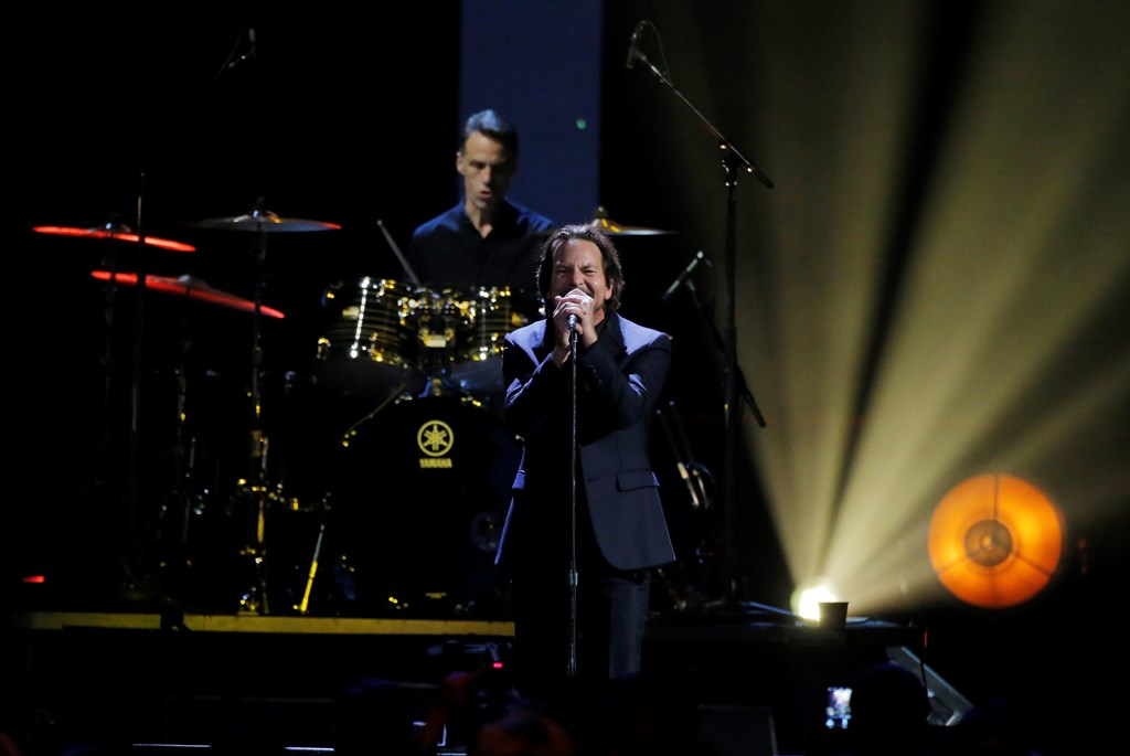 32nd Annual Rock & Roll Hall of Fame Induction Ceremony - Show – New York City, U.S., 07/04/2017 – Eddie Vedder of Pearl Jam performs. REUTERS/Lucas Jackson
