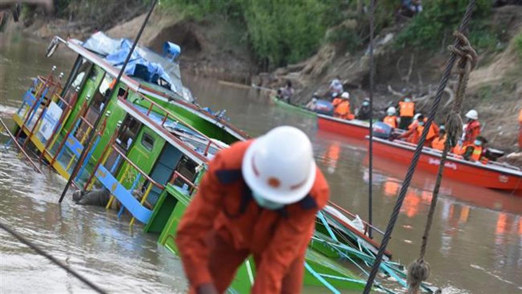 Rescue personnel from Myanmar's Fire Services Department refloat a ferry that sank in the Chindwin River in Sagaing region, October 19, 2016. (Photo by AFP).