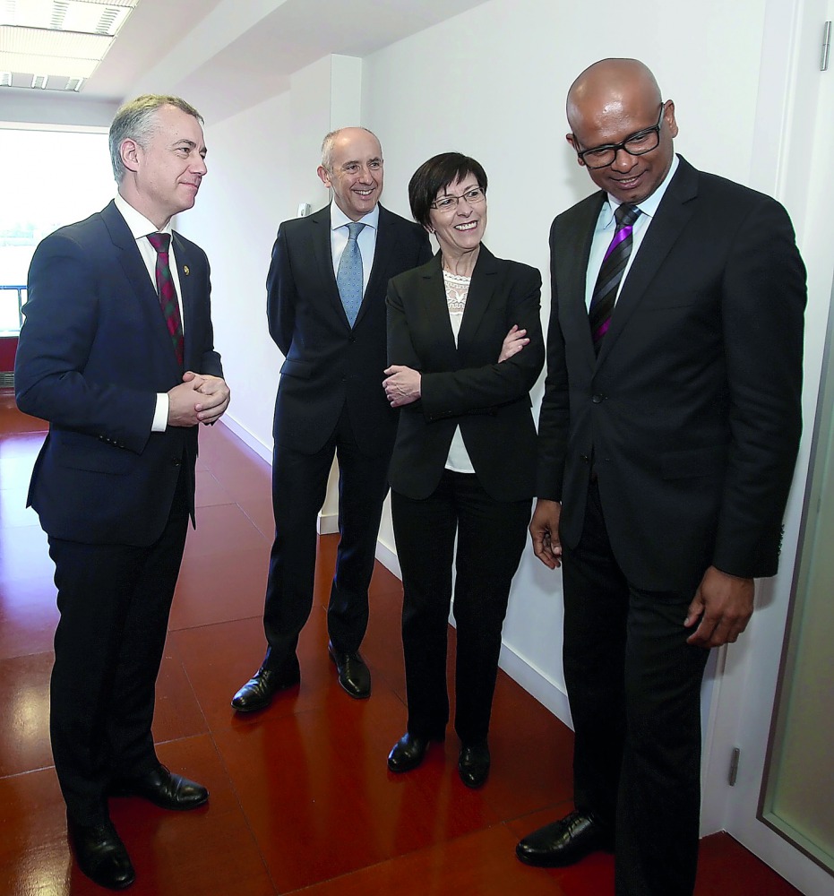 The head of the International Verification Comission Ram Manikkalingam (right), Security chief of the Basque regional government, Estafania Beltran de Heredia (second right), Basque regional president Inigo Urkullu (left) and Basque Government's spokesman