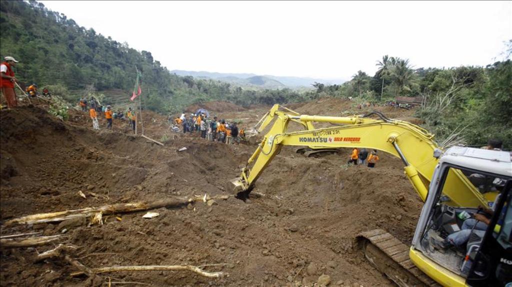 Rescue team search for more than two dozen people who were missing after a rain-triggered landslide struck a village in Ponorogo, East Java, Indonesia, on April 02, 2017. ( Stringer - Anadolu Agency ).