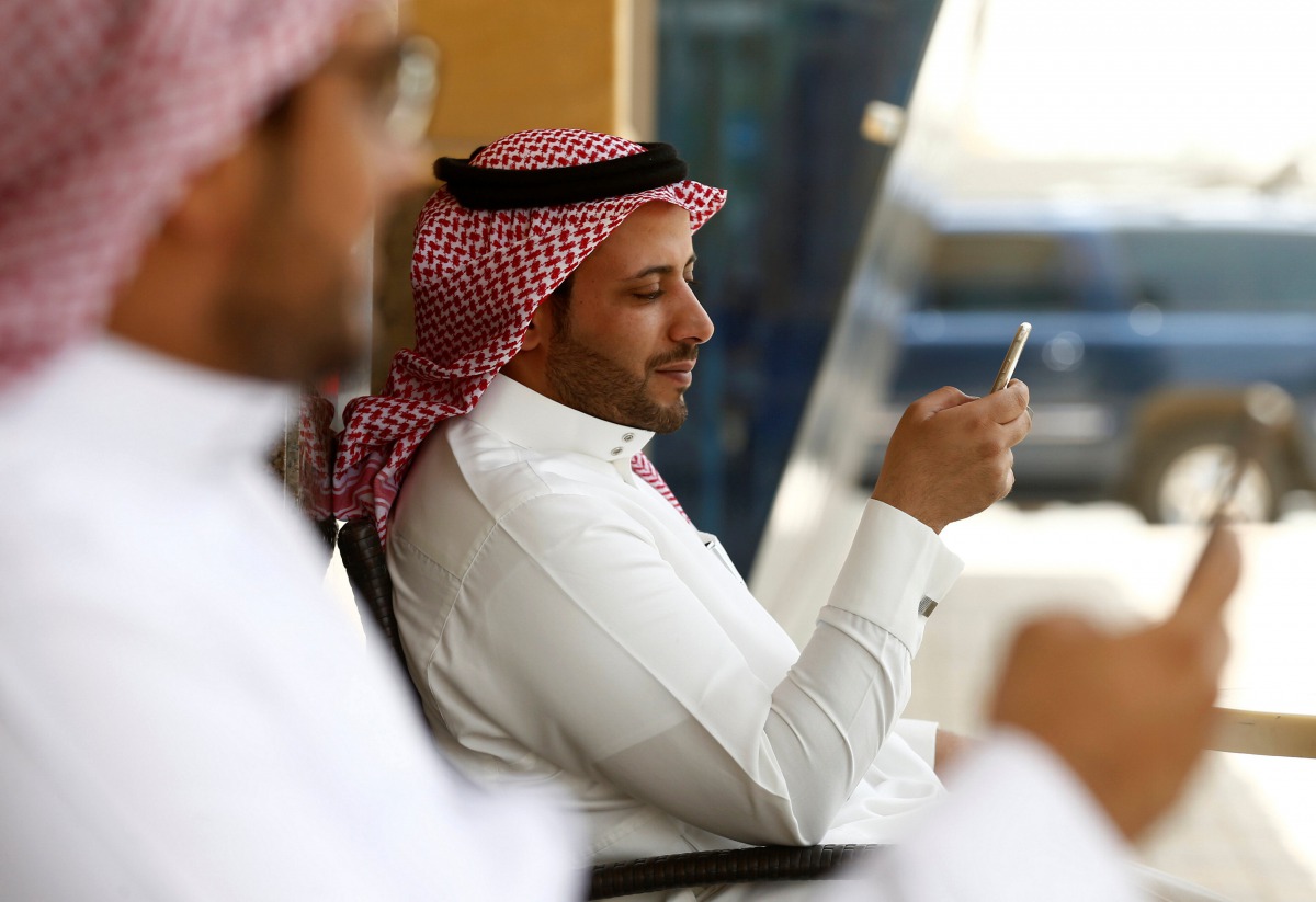 Saudi men explore social media on their mobile devices as they sit at a cafe in Riyadh, May 24, 2016 (REUTERS / Faisal Al Nasser) 