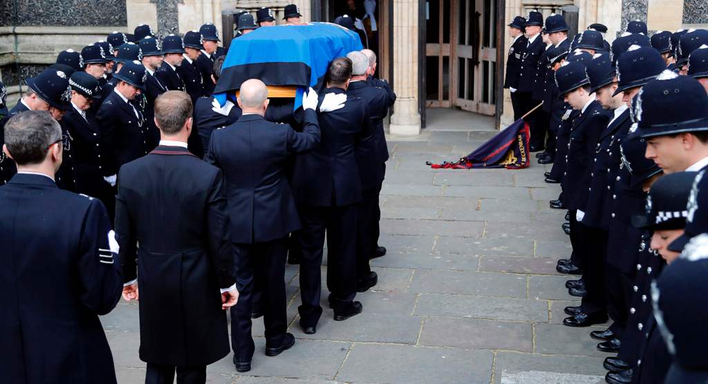 Pall bearers carry the coffin of PC Keith Palmer, the officer killed in the March 22 Westminster terror attack, in to Southwark Cathedral in London on April 10, 2017, for his funeral.  AFP / POOL / Frank Augstein