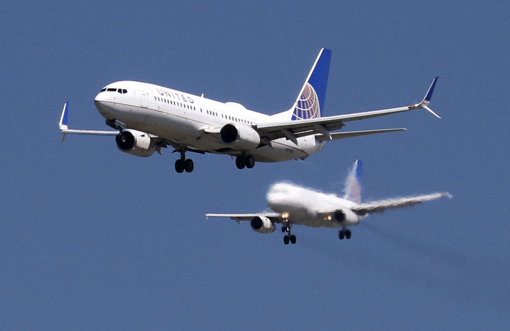 A United Airlines Boeing 737-800 and United Airlines A320 Airbus on seen approach to San Francisco International Airport, San Francisco, California, April 14, 2015. REUTERS/Louis Nastro/File Photo