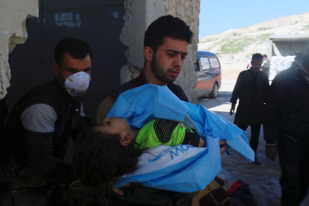 A man carries the body of a dead child, after what rescue workers described as a suspected gas attack in the town of Khan Sheikhoun in rebel-held Idlib, Syria April 4, 2017. REUTERS/Ammar Abdullah.