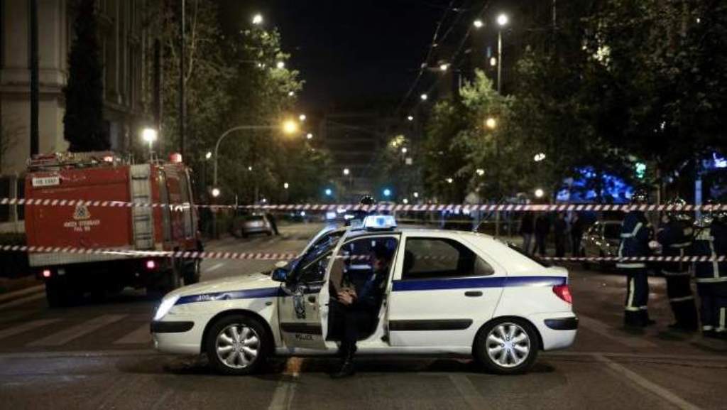 Greek police secure the area after a bomb blast in central Athens. / Reuters.